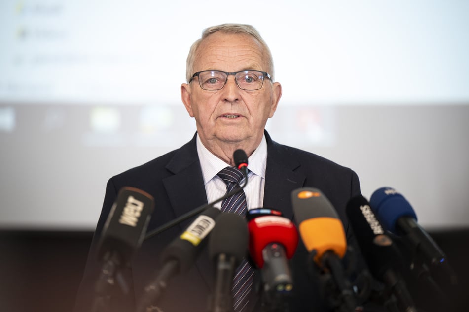 Till Backhaus (SPD), Umweltminister von Mecklenburg-Vorpommern, sprach unter anderem auch über das Konzept einer möglichen Bergung des Wals.