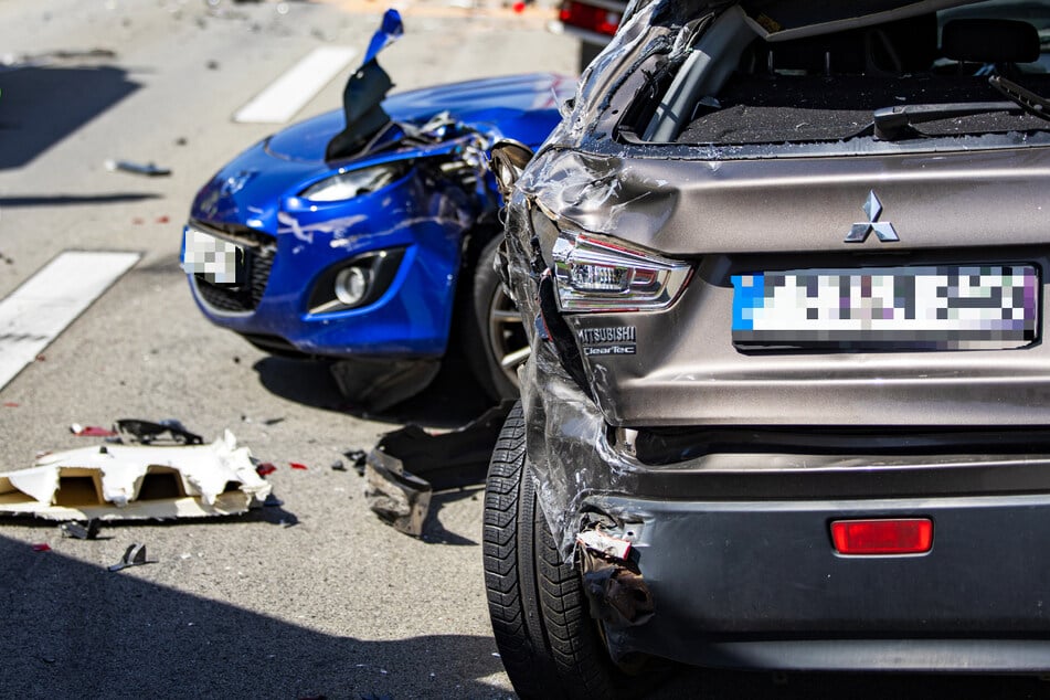 Zwei beschädigte Autos auf der A3: insgesamt waren sechs Fahrzeuge an dem Crash beteiligt.
