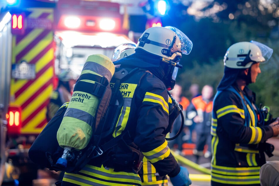 Die Feuerwehr alarmierte zusätzliche Atemschutzgeräteträger nach.