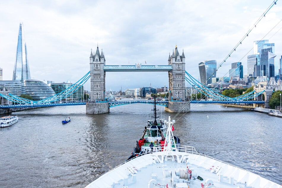 Londoner Wahrzeichen voraus: Die MS HAMBURG macht direkt hinter der berühmten Tower Bridge Halt.