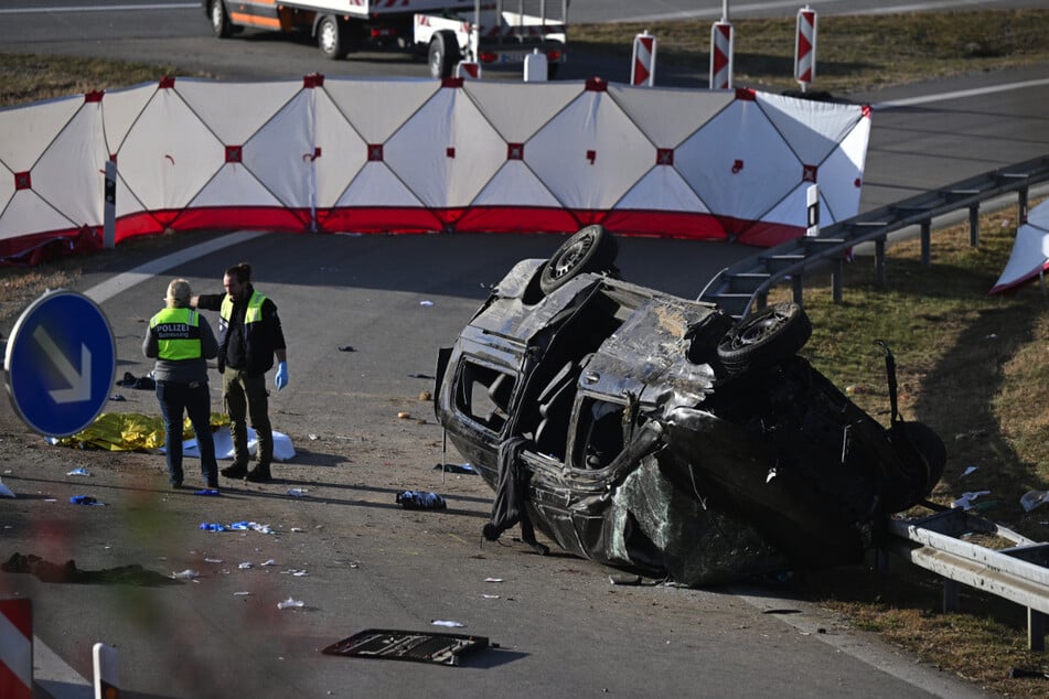 Auf der Flucht vor der Polizei verlor der 25-Jährige die Kontrolle über den Wagen, der sich auf der Autobahn 94 bei Ampfing (Landkreis Mühldorf am Inn) überschlug.