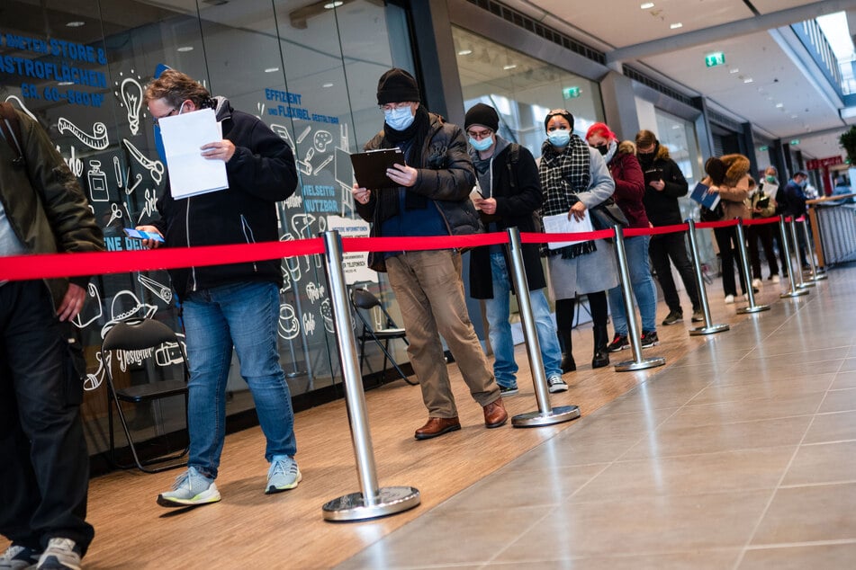 60-stündiger Impfmarathon: Menschen stehen vor dem Impfzentrum im Einkaufszentrum Aachen-Arkaden an.