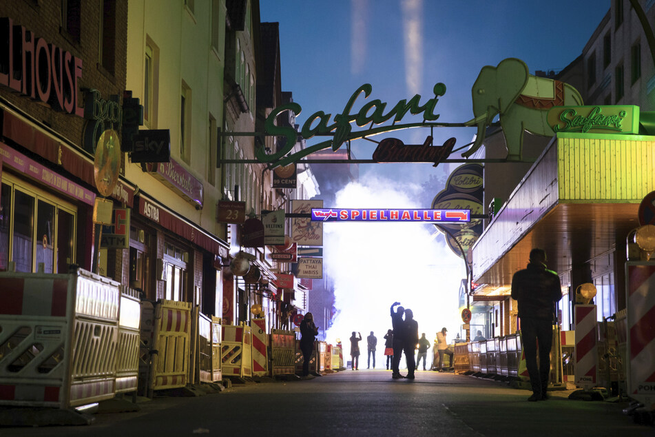 Passanten gehen am Ende einer Protestaktion von Kiez-Gastronomen, Club- und Kneipenbesitzer durch die Straße "Große Freiheit" auf der Reeperbahn.