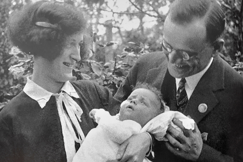 Carl Hahn jun. als Baby in den Armen seiner Eltern 1926.