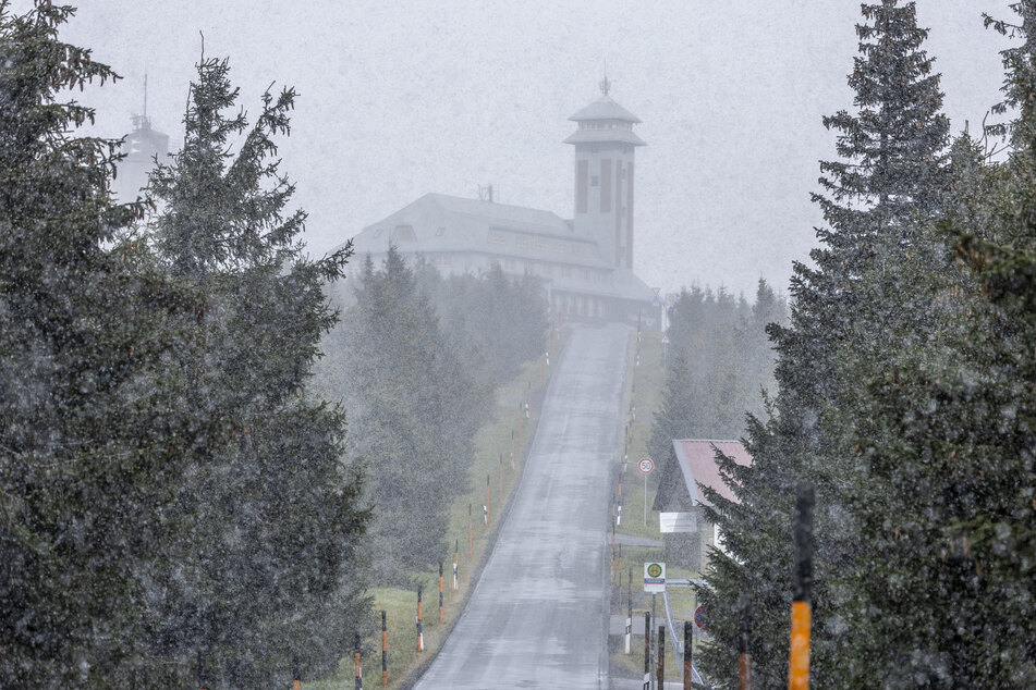 Auf dem Fichtelberg hat es am Sonntag den ersten Schnee gegeben.