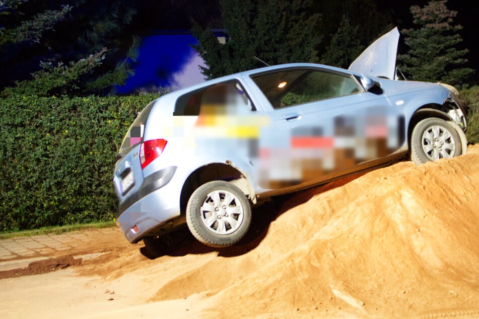Der Hyundai landete in einem Sandhaufen.