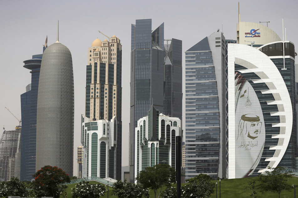 Ein riesiges Bild des Emirs von Kuwait, Scheich Tamim bin Hamad Al Thani, schmückt einen Wolkenkratzer.