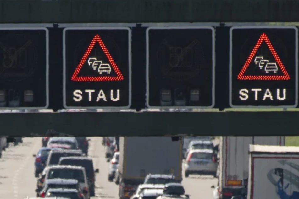 Unfall A4: Mitten im Feierabendverkehr: Langer Stau auf A4 bei Chemnitz