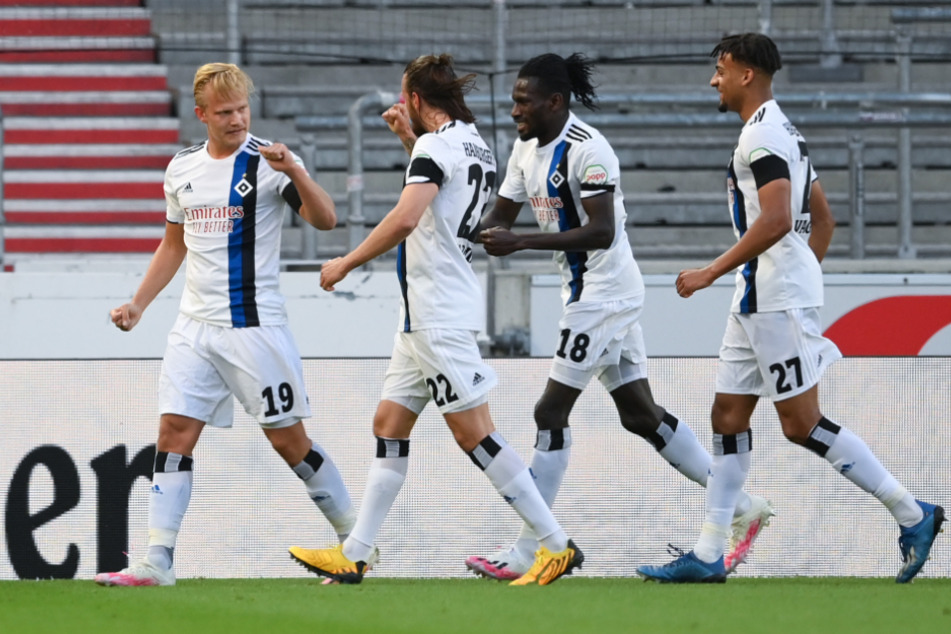 HSV-Profis bejubeln den Treffer zum 1:0 durch Joel Pohjanpalo (l.).