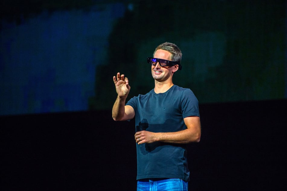Evan Spiegel (36), Chef der Snapchat-Firma "Snap", mit einem Prototyp der "SPECS". (Archivfoto)