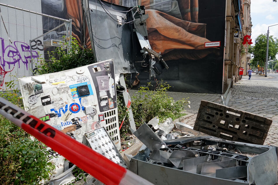 Mit einer wuchtigen Explosion zerstörten Unbekannte einen Zigarettenautomaten an der Leipziger Straße.