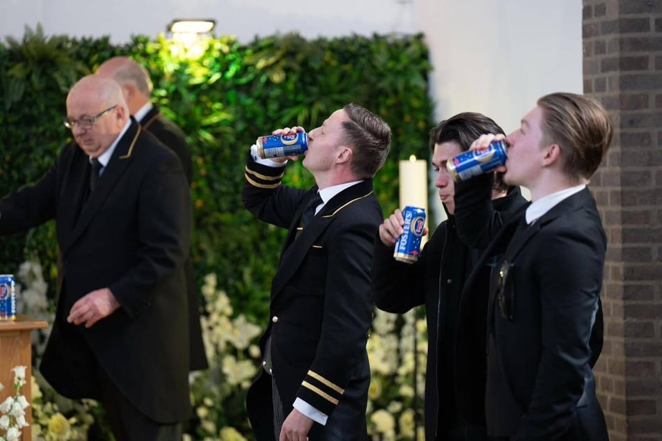 Ungewöhnlicher Anblick: Bei dieser Beerdigung wurde Bier getrunken.