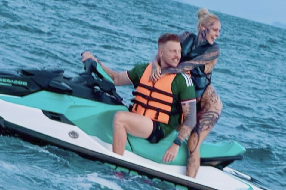 Rapper Finch (35) und das OnlyFans-Model genießen ihren Urlaub sichtlich. Finch kommentiert das Foto mit "schönster Urlaub meines Lebens" und einer Menge Herzchen.