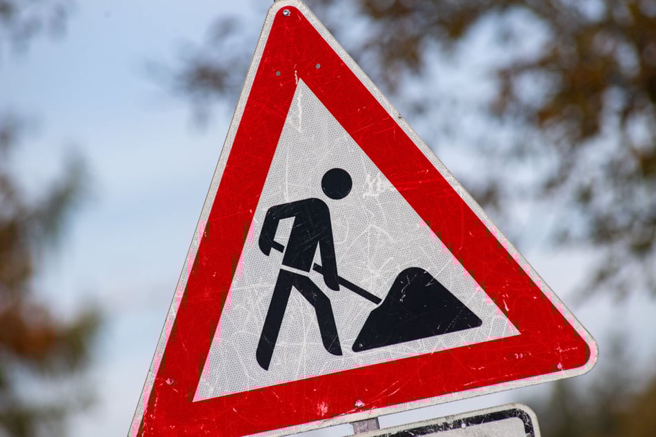Wegen Bauarbeiten an der Trinkwasserleitung muss die Straße "Zum Forstbotanischen Garten" für längere Zeit gesperrt werden. (Symbolbild)