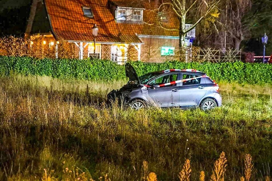 Nach einem schweren Unfall auf dem Elburgerweg steht ein Auto im Gras.