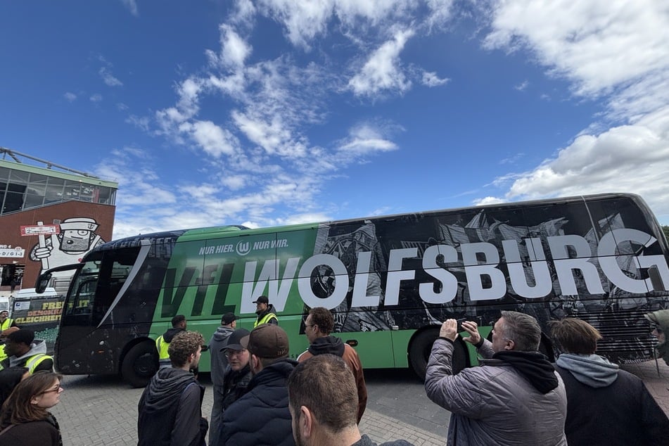Kurz darauf erreichte auch der Bus der Gäste aus Wolfsburg das Stadion.
