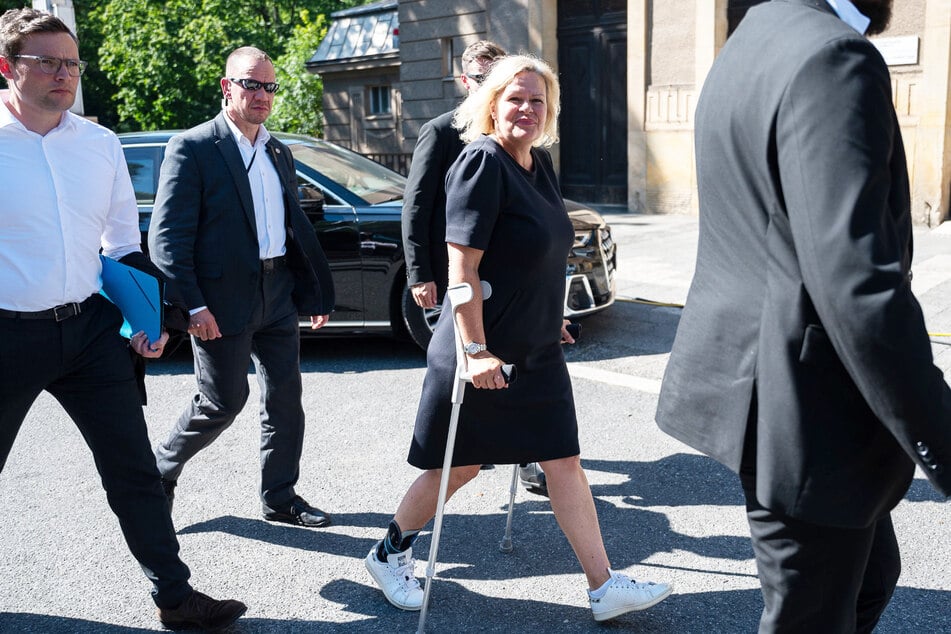 Aufgrund eines Unfalls besuchte Innenministerin Nancy Faeser (54, SPD) die Kontrollstelle der Bundespolizei in Görlitz mit Krücken.