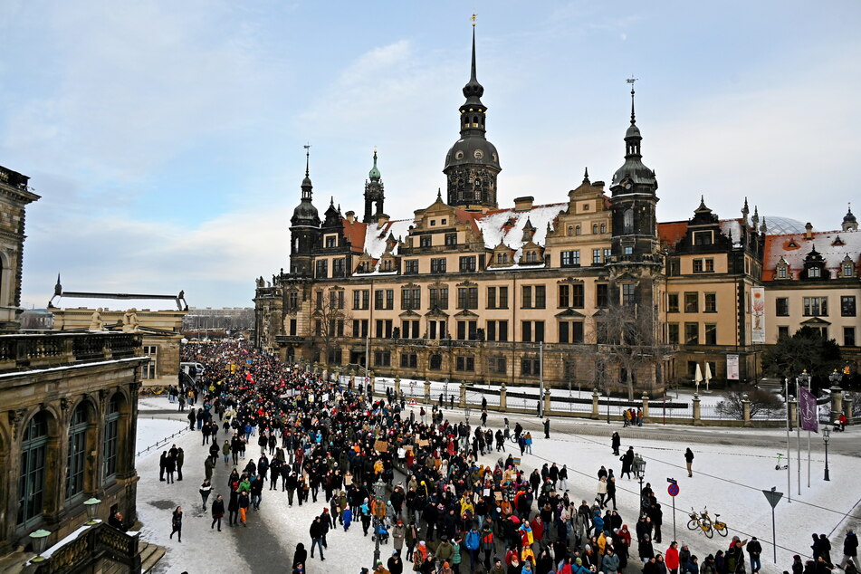 Zehntausende protestierten in Dresden gegen den Rechtsruck.