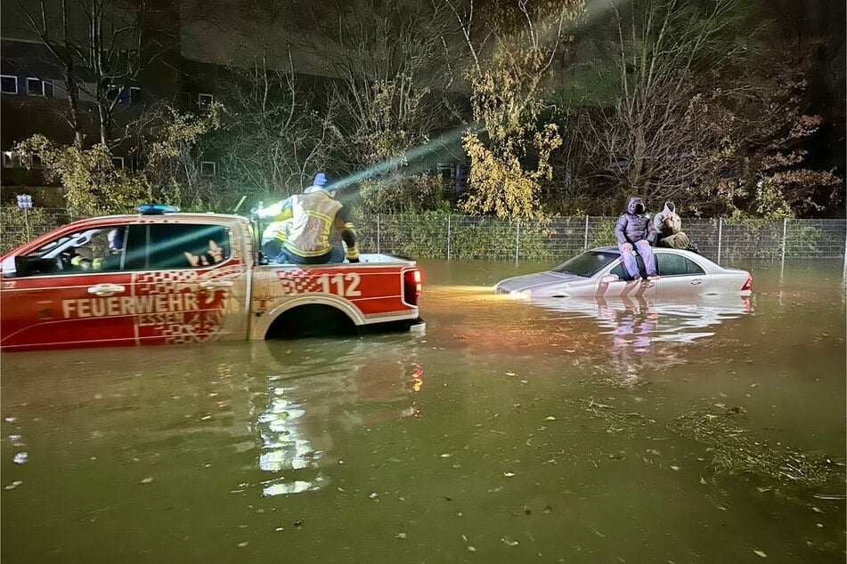 Die beiden Insassen hatten sich auf das Dach des Mercedes gerettet und dort bis zu ihrer Rettung ausgeharrt.