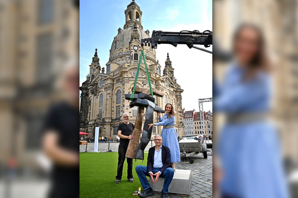 Beim Skulpturenaufbau: Kurator Reinhard Pontius (60), Festivalchef Jörg Polenz (62) und "Palaisgespräche"-Kuratorin Silke Hohmuth (52, v.l.).