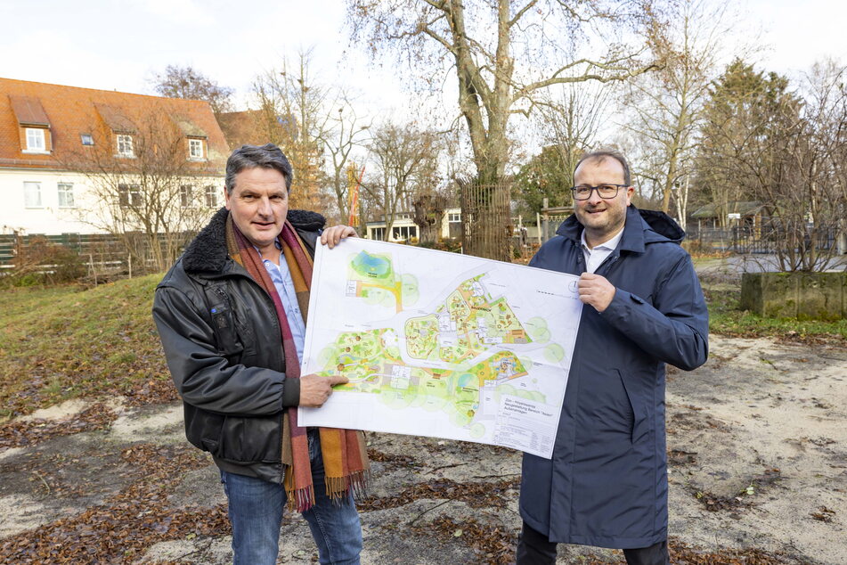 Zooleiter Eugène Bruins (55, v.l.) und Geschäftsführer Arthur Kusber (48) präsentieren den neuen Zoo-Plan.