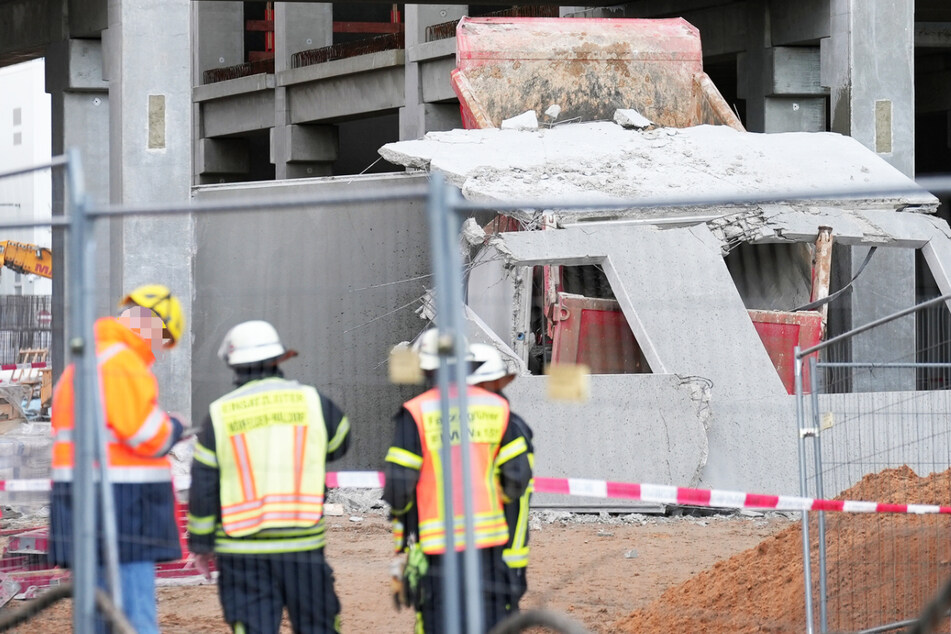 Die Baustelle in Mörfelden-Walldorf wurde nach dem Crash gesperrt. Die Unfallursache ist noch unbekannt.