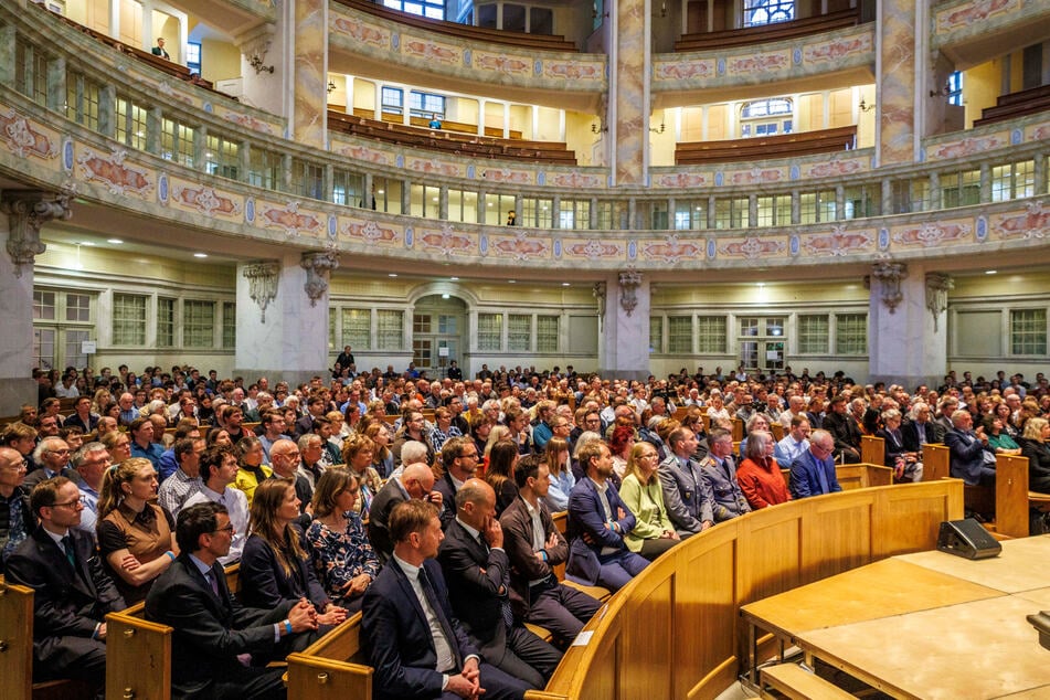 Mit Andacht und Interesse lauschten die Besucher dem Podiumsgespräch. Ab und an gab es Applaus.