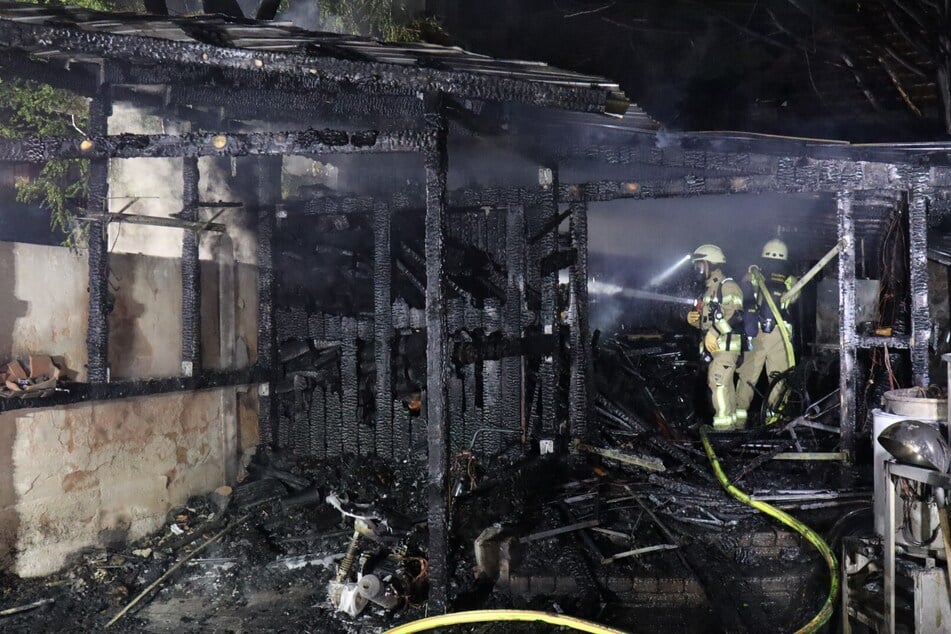 Trotz der raschen Brandbekämpfung brannte die Scheune vollständig aus.