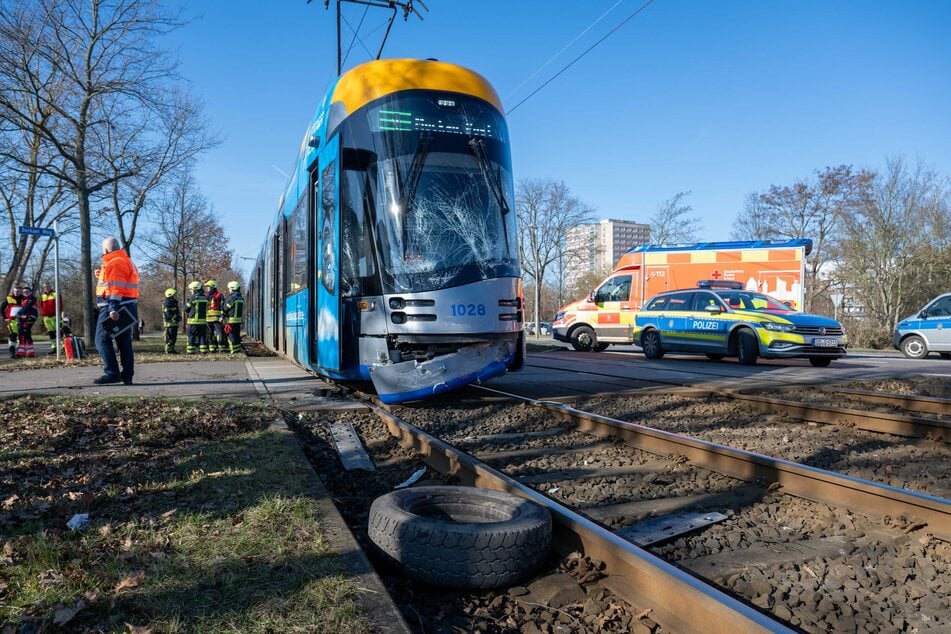 Ein Transporter krachte am Mittwoch gegen eine Straßenbahn.