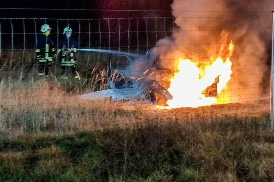 Auto durchbricht Wildschutzzaun an der A9 und brennt aus