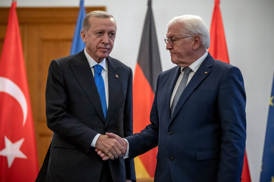 Bundespräsident Frank-Walter Steinmeier (r.) begrüßte den türkischen Präsidenten Recep Tayyip Erdogan im Schloss Bellevue.