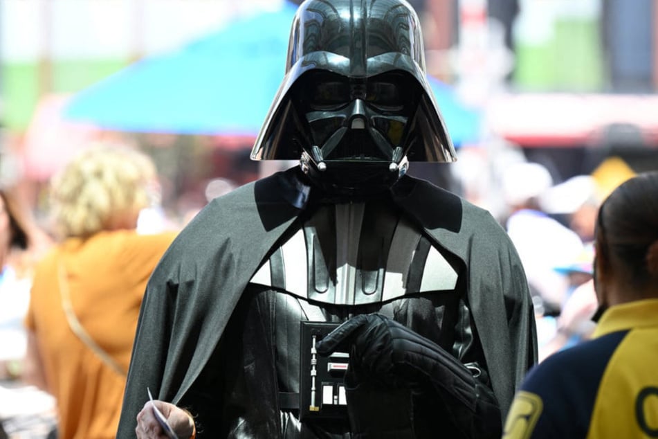 Wegen eines Mannes mit Darth-Vader-Maske und schwarzer Latexkleidung haben Zeugen die Polizei gerufen. (Symbolfoto)