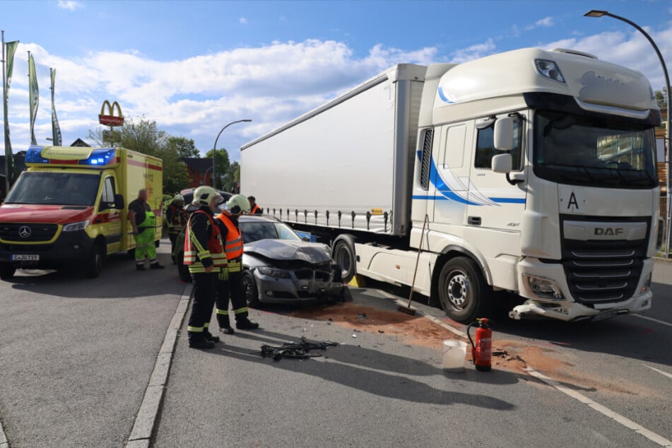 Der BMW fuhr aus der McDonald's-Ausfahrt und kollidierte mit dem Führerhaus eines Lastwagens.