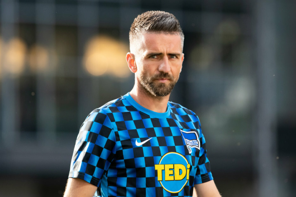 Berlins Vedad Ibisevic wärmt sich vor dem Spiel auf. (Archivbild)