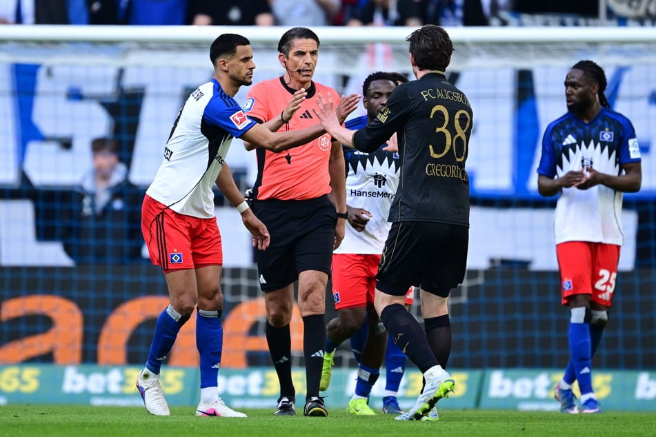 Augsburgs Stürmer Michael Gregoritsch (4. v. l.) korrigierte die Fehlentscheidung von Schiedsrichter Deniz Aytekin (M.).
