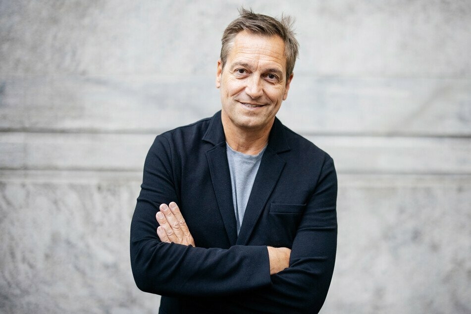 Kabarettist Dieter Nuhr (60) will die Rassismusvorwürfe nicht auf sich sitzen lassen.