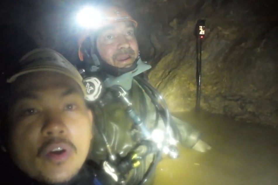 In der überfluteten Höhle sind Retter auf der Suche nach Überlebenden.