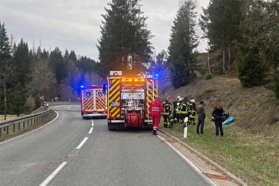 Die Freiwillige Feuerwehr sperrte zwischenzeitlich die Unfallstelle ab.