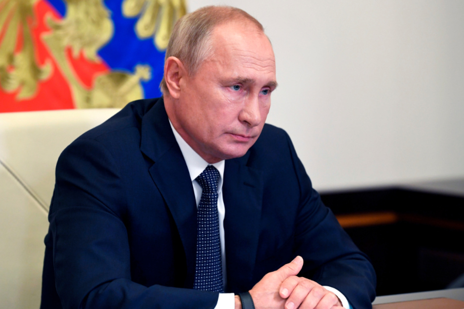 Wladimir Putin nimmt von seiner Vorstadtresidenz Nowo-Ogarjowo aus an einer Kabinettssitzung teil.