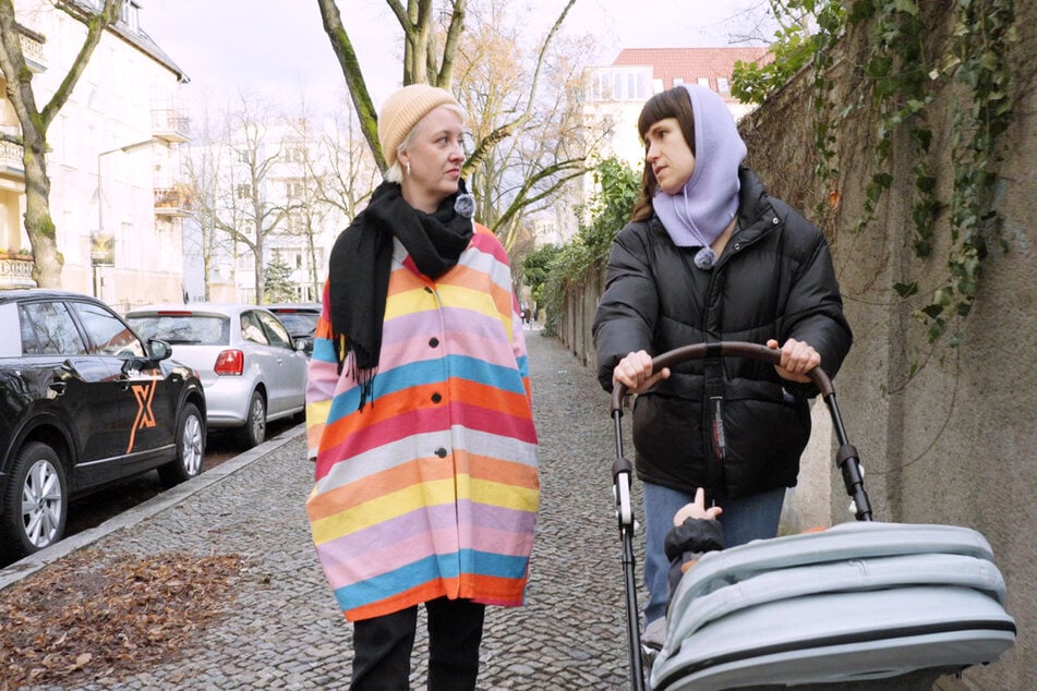 Anne (r.) hat eine Familie, einen guten Job, viele Freunde - und ist trotzdem einsam, wenn sie mit dem Kinderwagen durch Berlin spaziert.