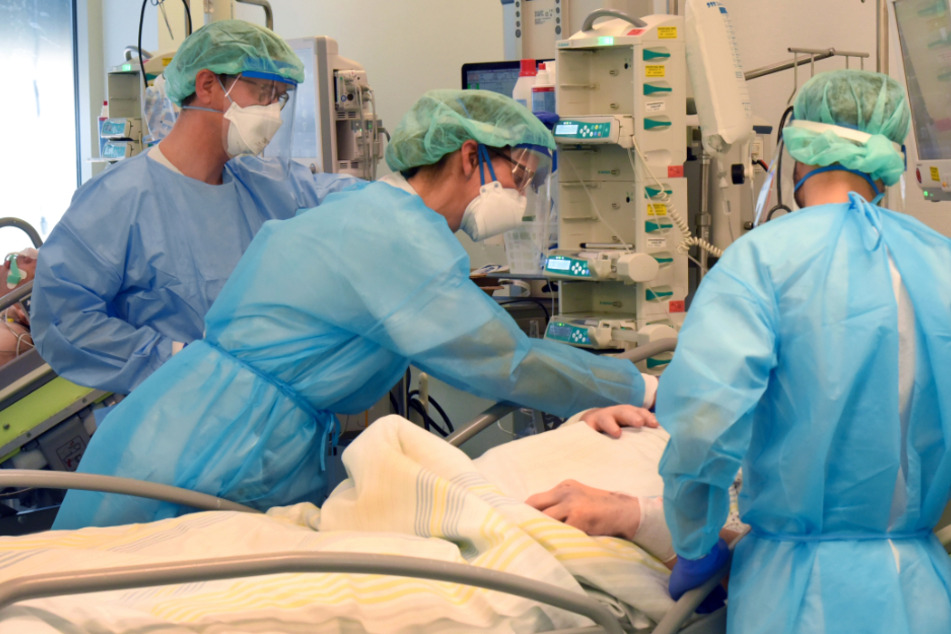 Ärzte versorgen einen Patienten auf der Covid-Station im Universitätsklinikum Leipzig. Sachsen hat die Überlastungsstufe erreicht.