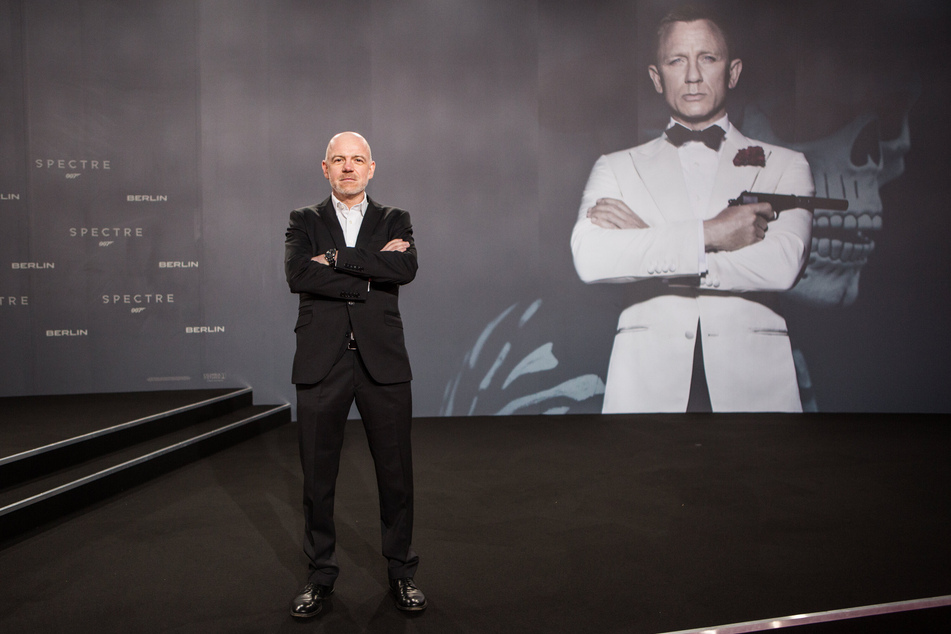 Dietmar Wunder (58, hier 2015 vor dem Filmplakat von "Spectre") ist aufgrund von der Figur des James Bond Schauspieler geworden, wie er TAG24 verriet. Dass er 007 dann tatsächlich seine Stimme leihen durfte, ist für den 58-Jährigen ein wahrer Traum.