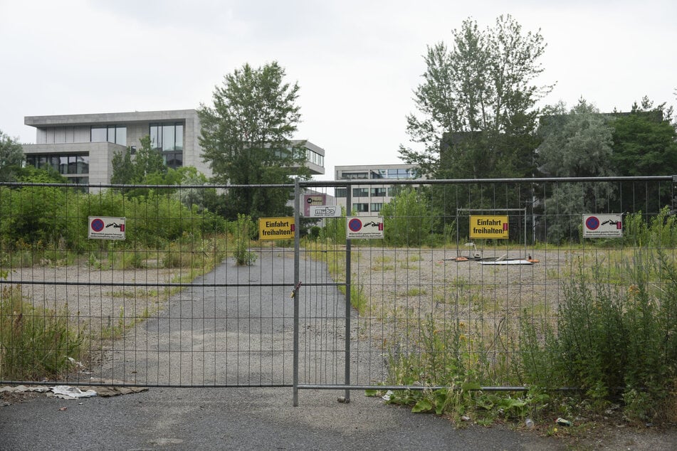 Blick auf ein abgezäuntes Gelände in Berlin-Mitte, unter dem sich die Bunkeranlage befindet.