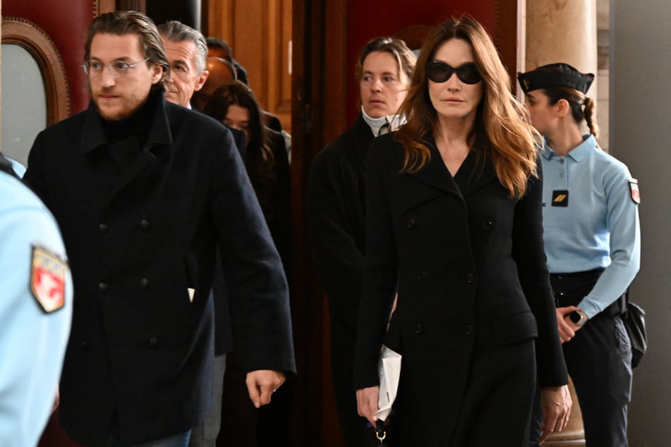 Sohnemann Jean Sarkozy (39, l.) und Ehefrau Carla Bruni-Sarkozy (57) verlassen am Montag ein Pariser Gericht.