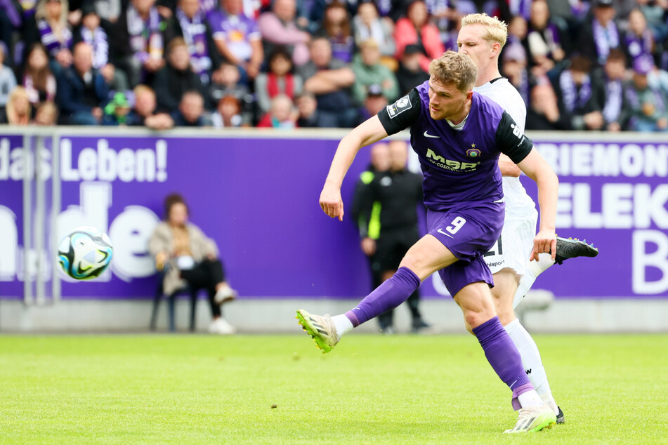 Steffen Meuer (24, Nummer 9) zieht ab. Zuletzt stand er zwar in der Startelf, dennoch wird er den FC Erzgebirge wohl verlassen.