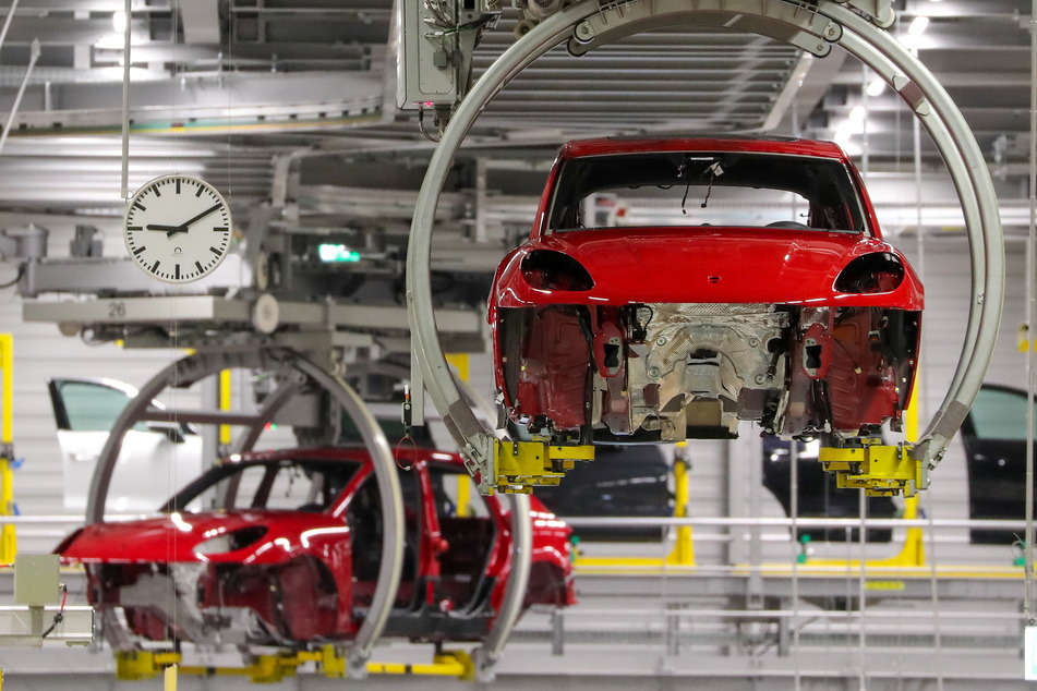 Das Leipziger Porsche-Werk produziert unter anderem die Karosserien des "Macan"-Modells. Doch seit Mittwoch ist die Produktion gestoppt.