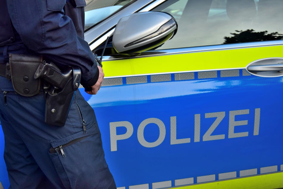 Die Polizei war wegen zwei Betrunkenen vor einer Kneipe in der Euskirchener Innenstadt im Einsatz. (Symbolbild)