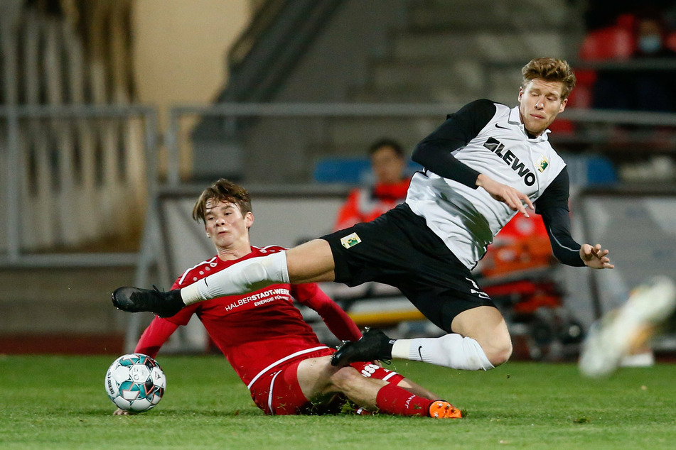 Zweikampf zwischen Halberstadts Elias Löder (l.) und Chemie Leipzigs Alexander Bury.