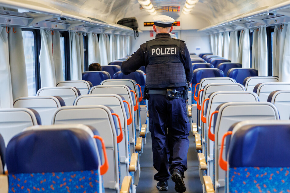 Der Staatsschutz ermittelt nun die Täter aus dem Zug. (Symbolfoto)