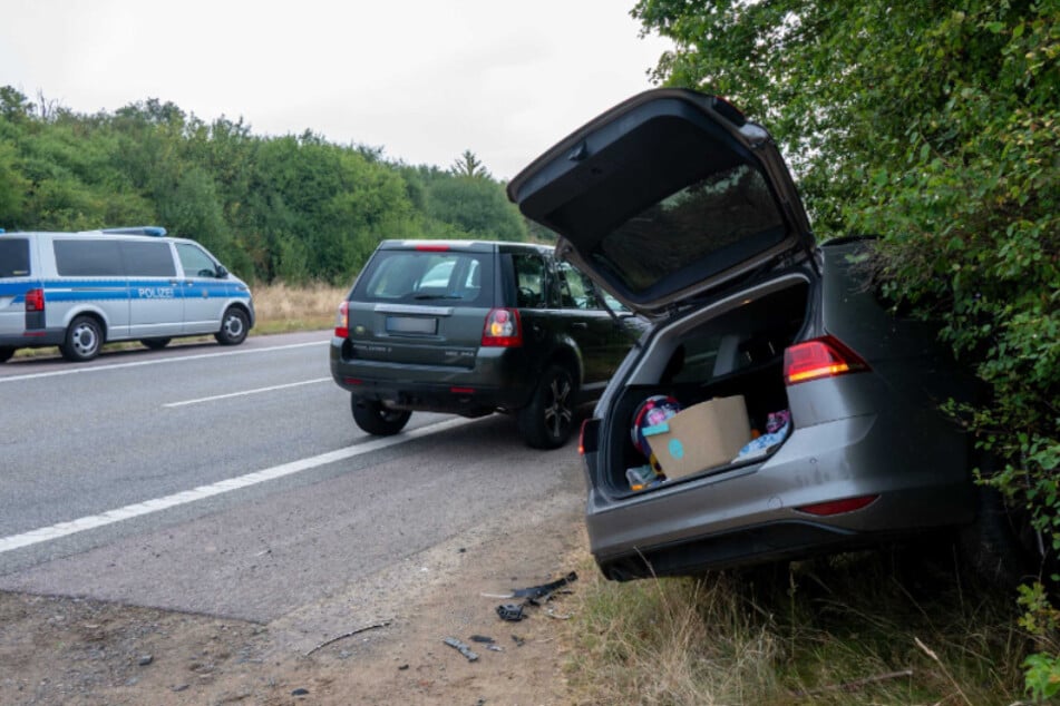 VW landet nach Auffahrunfall im Gebüsch